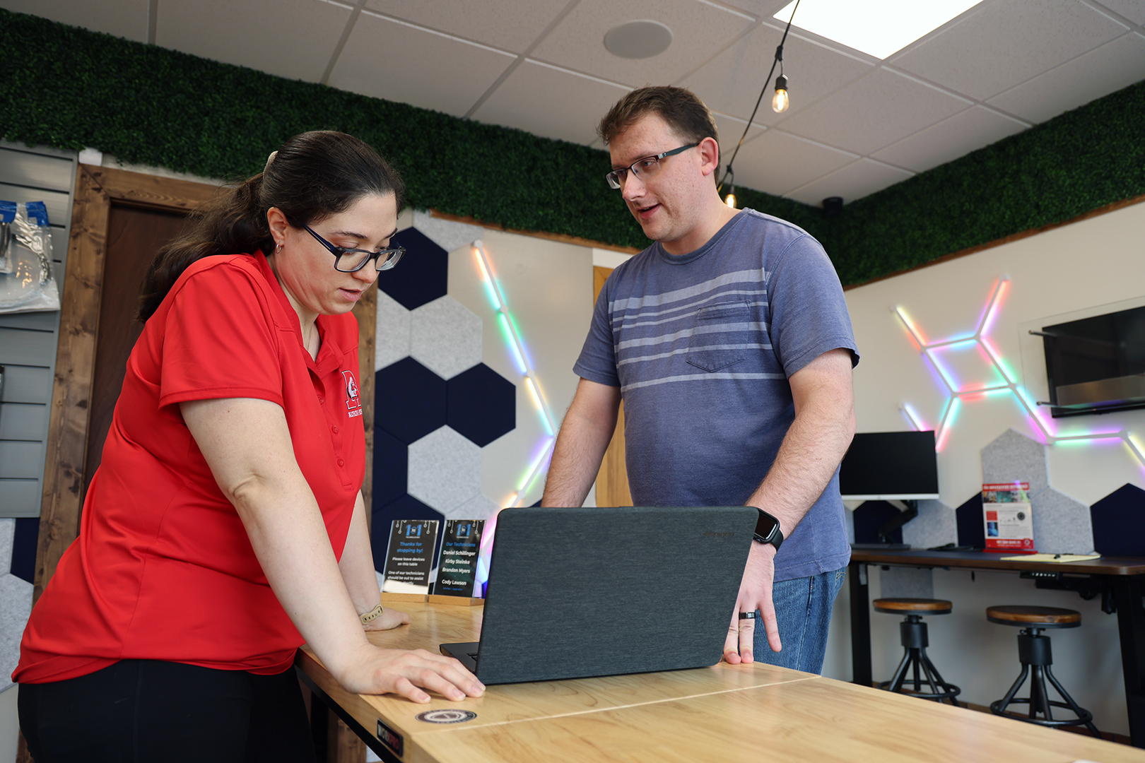 A 1to1 Technologies' employee talks with a customer about the security features on a MacBook Pro. Photo by Russell Shaffer