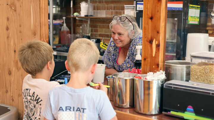 The owner of the Sandhills Art and Metal Gallery in Valentine serves ice cream to two boys. Rural Prosperity Nebraska’s Red Carpet Service program teaches participants how to help visitors and showcase their community’s best qualities.