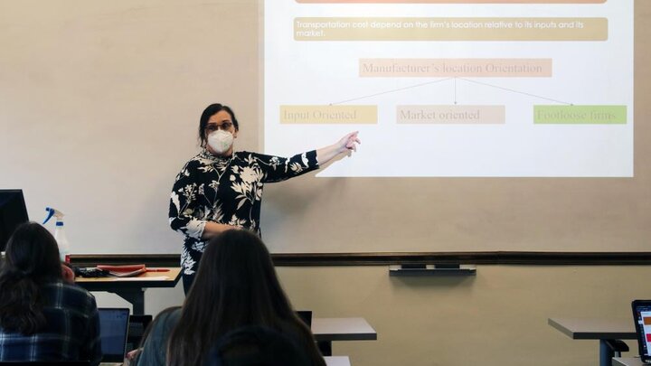 Daniela Manhani Mattos teaches a class on community development.